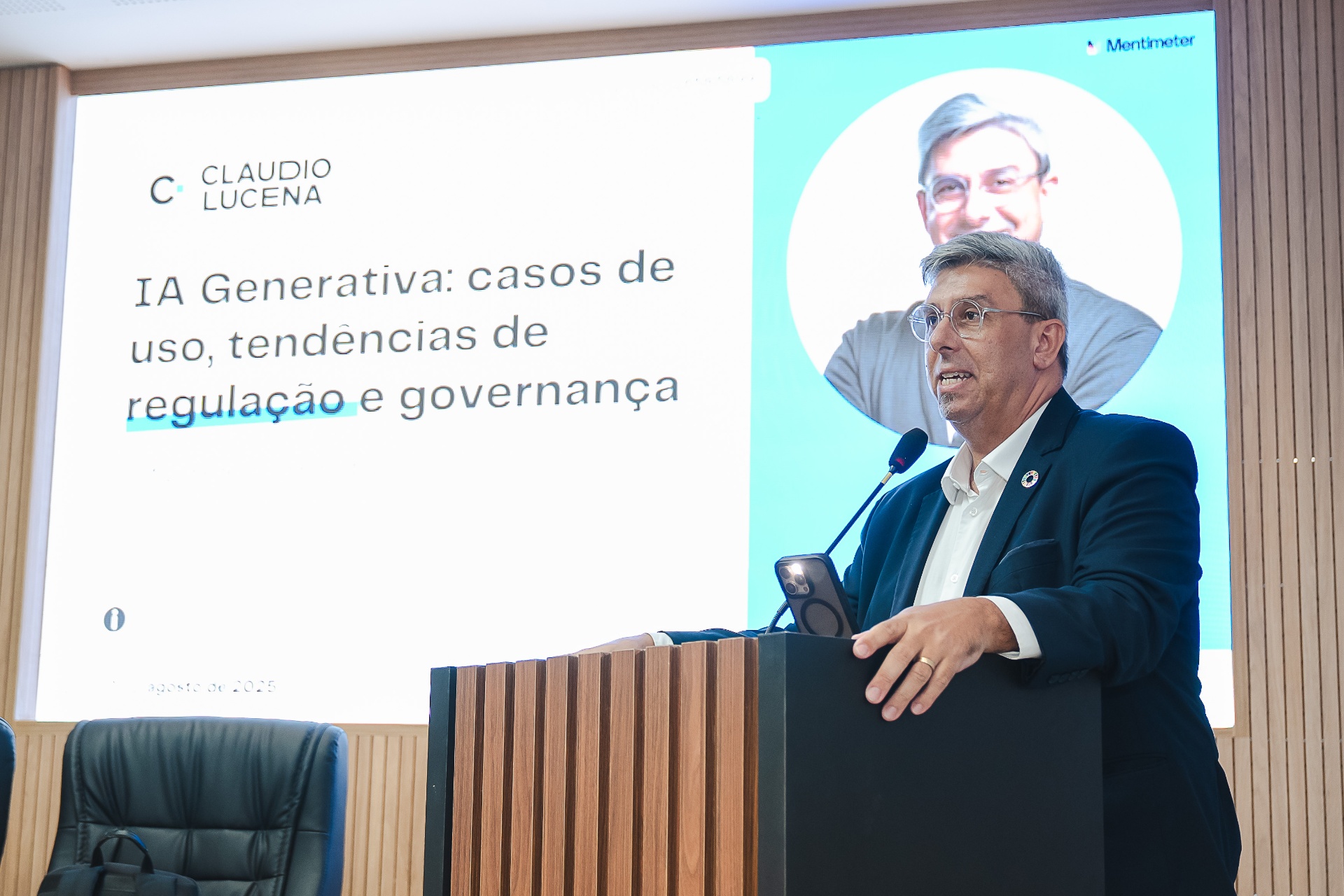Cláudio Lucena apresentando